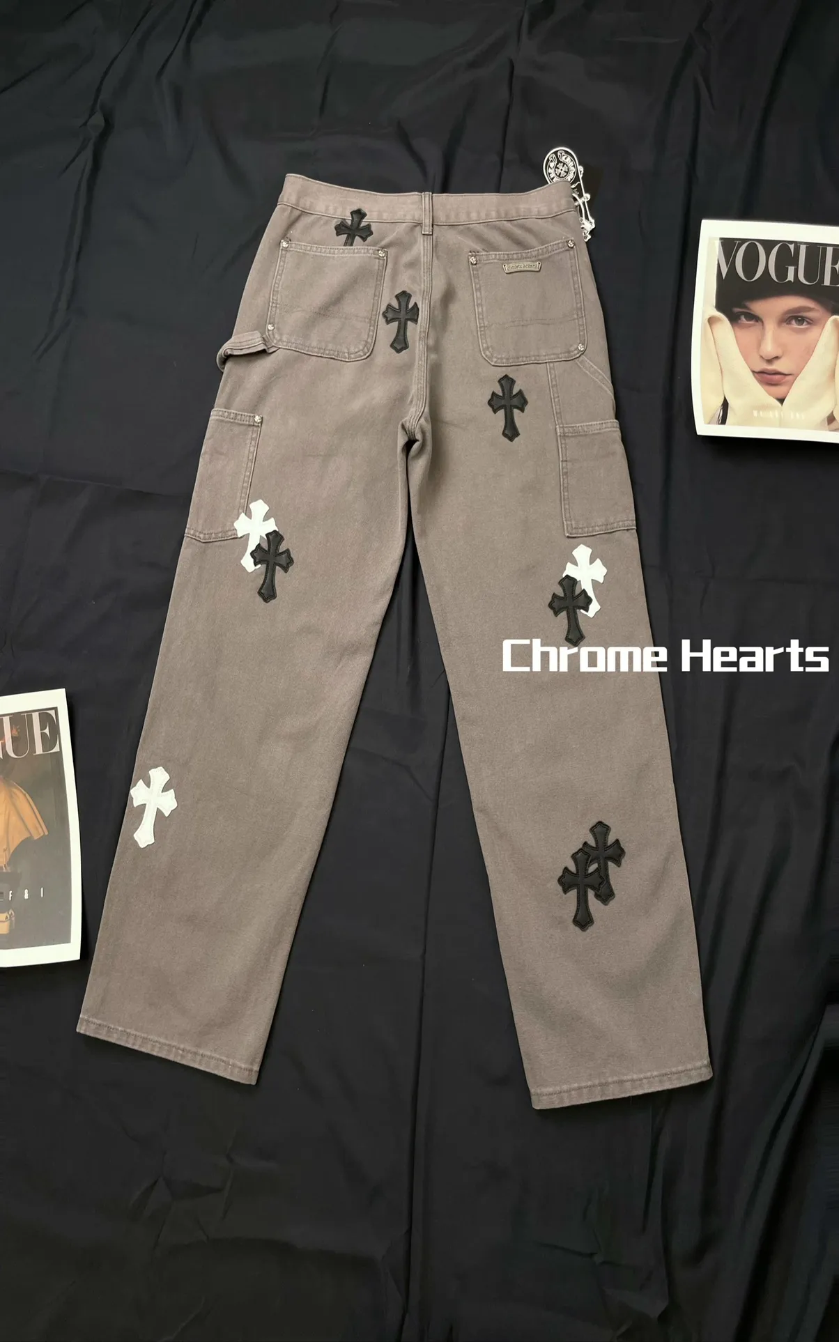 🅿️290 Correct version Item number: C01 Chrome Hearts CH double knee cross patch leather b01 version logging pants straight leg Sanskrit overalls, cabinet W level, patch cross pattern embellishment, high waist washed jeans! ! Absolutely high-end luxury products, 1.9W level god-level single products, super popular products, made with top heavy industry, a magic weapon that cannot be missed. About Zangyin, this is an extremely luxurious fashion brand, which can also be called the aristocrats of the high street. It has always been an exclusive brand for some hipsters or rich second generation. Compared with ordinary high streets, it is more luxurious and noble. Compared with luxury brands, it has a more fashionable personality and has always been a brand that I have a special liking for. Imported yarn is custom-woven into a high-density twill canvas, which ensures a crisp silhouette and a very delicate hand feel. It follows the B01 classic silhouette, with a crisp and stylish upper body. The ready-made garments are stone-milled and fermented, so they can be matched with any style. Buttons and zippers are made of authentic YKK retro metal products. Double-layer canvas on the front knees has perfect details. All hardware is customized.  Color #Gray Size #S-XL S Waist 77 Hips 102 Length 102 Opening 20 M Waist 81 Hips 106 Length 104 Opening 21 L Waist 85 Hips 110 Length 106 Opening 21.5 xL Waist 90 Hips 114 Length 108 Opening 22